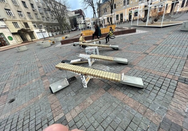 Многострадальные качели на Греческой продолжают разрушаться