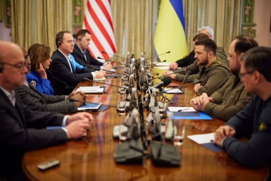 «Американський десант» у Києві: для зустрічі із Зеленським до столиці прибула спікер Палати представників США та низка конгресменів (відео)