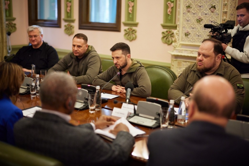 «Американський десант» у Києві: для зустрічі із Зеленським до столиці прибула спікер Палати представників США та низка конгресменів (відео)