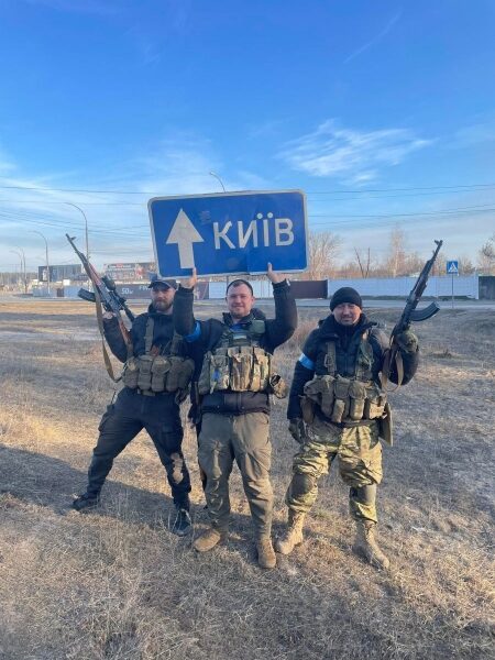 &laquo;Хлопці, суто цивільні, мало не&nbsp;під час бою гуглили, як&nbsp;користуватися зброєю&raquo;: розповідь учасника партизанського руху