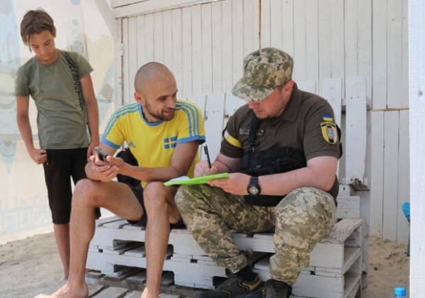 В Одессе на пляжах представители военкомата вручают повестки