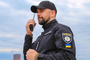 10-летняя девочка из Одессы плетет тактические браслеты для защитников Украины