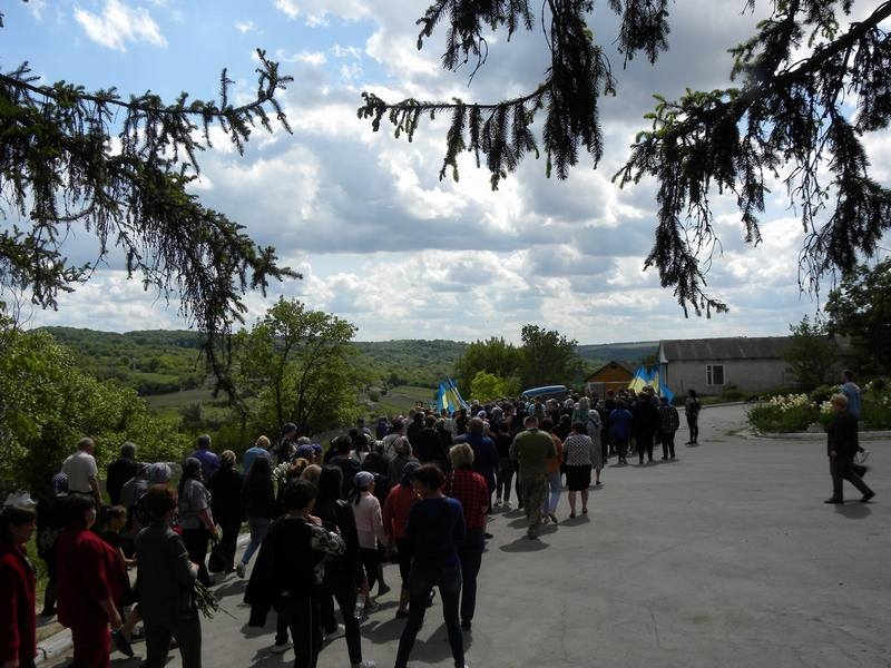 «Для рідних увесь світ затьмарило страшне горе»: на Вінниччині попрощались із захисником, в якого залишився однорічний син
