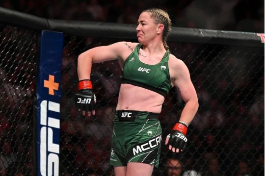 «Фрікаделька» ефектно з ліктя вирубила суперницю в бою UFC: відео нокауту