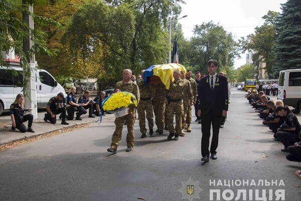 В Одессе простились с полицейским, который погиб на фронте 