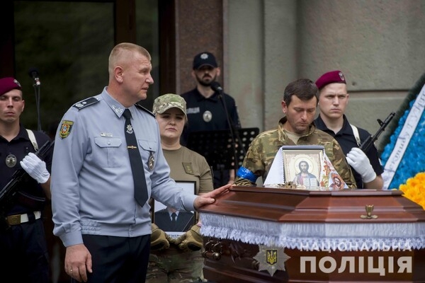 В Одессе простились с полицейским, который погиб на фронте 