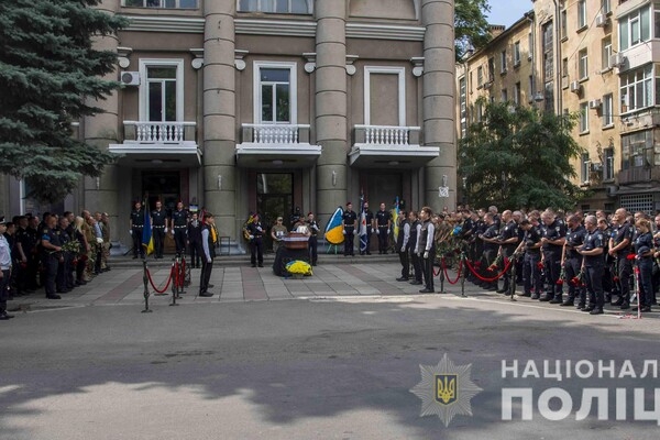 В Одессе простились с полицейским, который погиб на фронте 