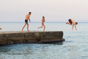 Одесситы устраивают пляжные купания по вечерам 