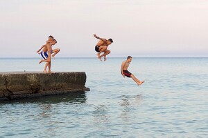 Одесситы устраивают пляжные купания по вечерам 