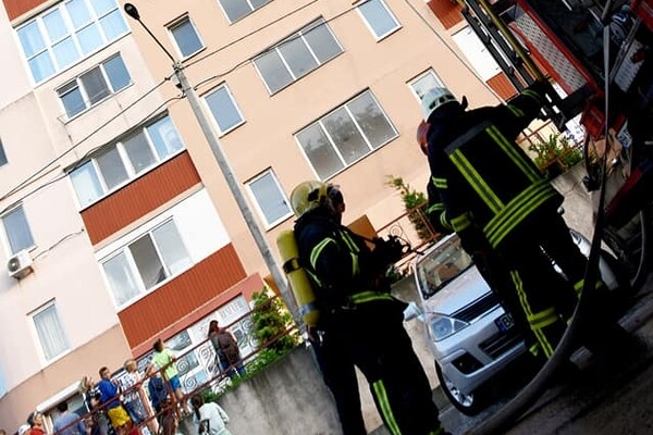 В жилмассиве "Радужный" тушили пожар в многоэтажке 