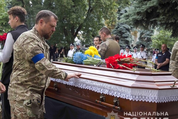 В Одессе простились с полицейским, который погиб на фронте 