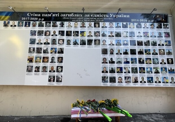 В Одессе возложили цветы к стене памяти погибших за Украину