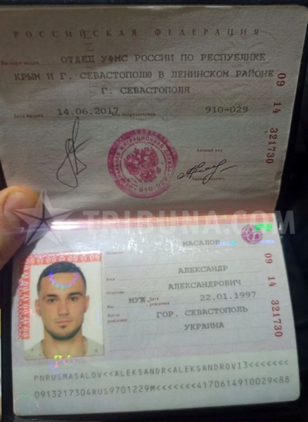 «Гори в пеклі, зраднику»: в Чернігові спалили російський паспорт ексфутболіста збірної України (відео, 18+)