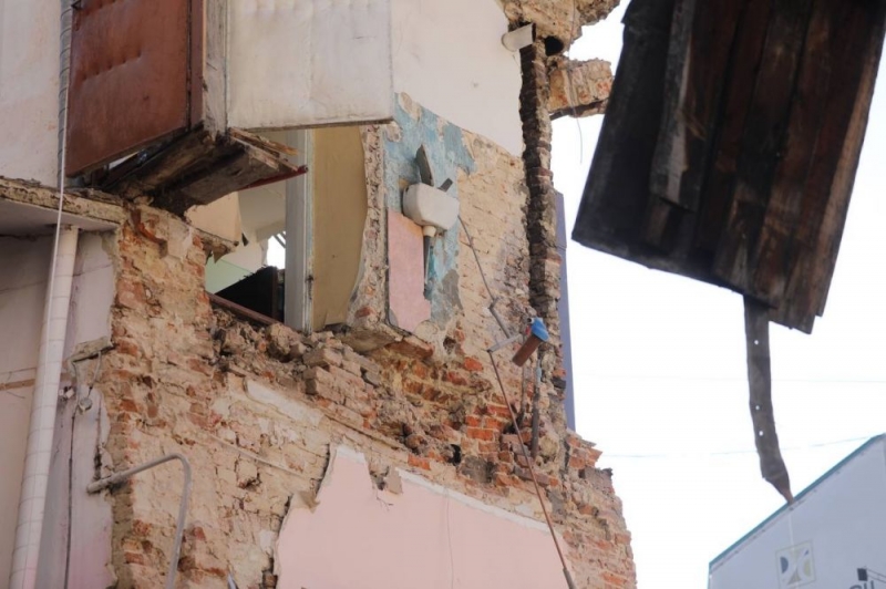 Під завалами шукали людей: у Львові обвалилася частина багатоквартирного будинку (фото, відео)