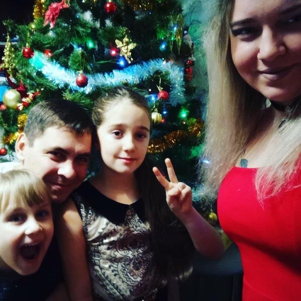 «На будинок росіяни скинули авіабомбу, а потім прицільно добивали його з танка»: в Ізюмі під завалами загинула родина з 8 людей
