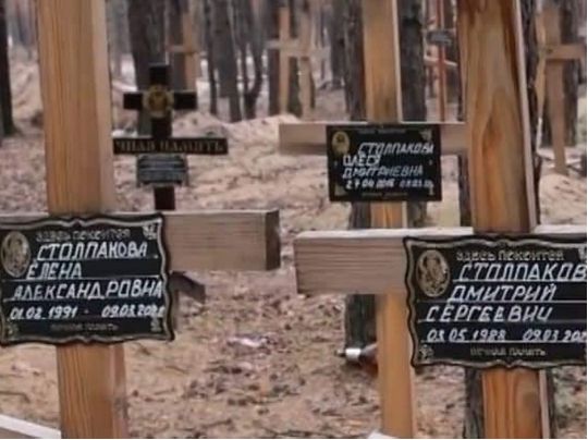 «На будинок росіяни скинули авіабомбу, а потім прицільно добивали його з танка»: в Ізюмі під завалами загинула родина з 8 людей