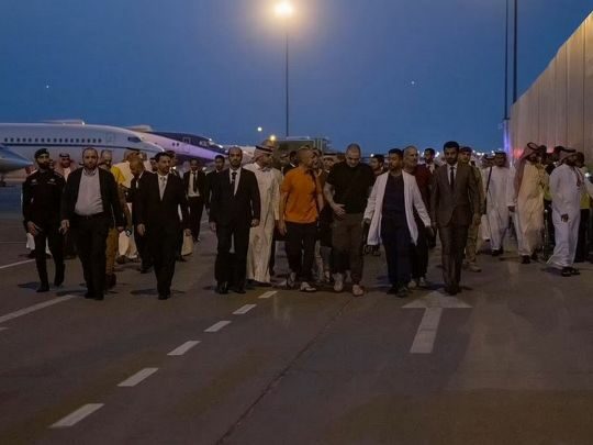 Не&nbsp;чекали: звільнених із&nbsp;рашистського полону британців зустрічав Роман Абрамович