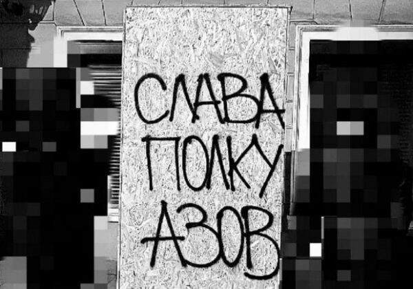 В Одессе на щитах, которыми закрыли памятник Пушкину, появилась надпись "Слава полку Азов!" В Одессе на щитах, которыми закрыли памятник Пушкину, появилась надпись "Слава полку Азов!"