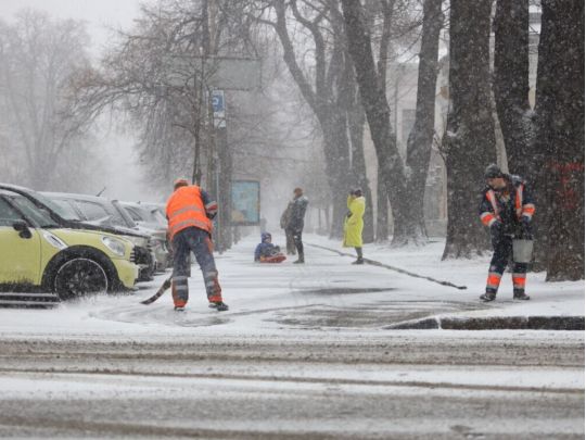 Київ засипає снігом, а на Карпати обрушилася негода