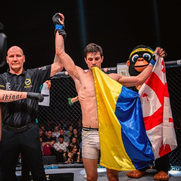 Чемпіона ММА, який підтримує Україну, заарештовано на батьківщині через його громадянську позицію