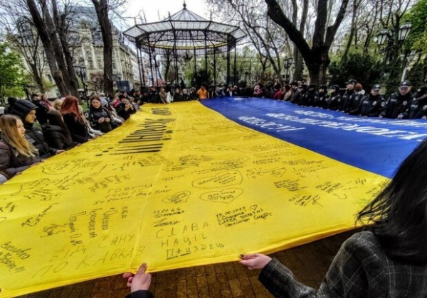В Горсаду развернули огромный флаг Украины