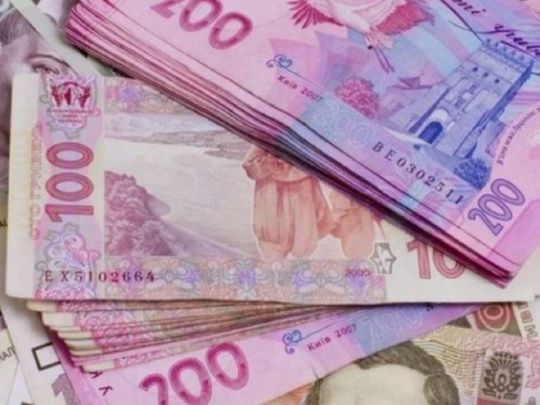Кабмін вдвічі підвищив зарплати деяким чиновникам: кого це стосується