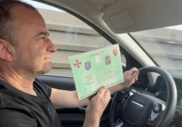 Виктор Павлик попал в скандал из-за спецпропуска, которым похвасталась его жена Виктор Павлик попал в скандал из-за спецпропуска, которым похвасталась его жена