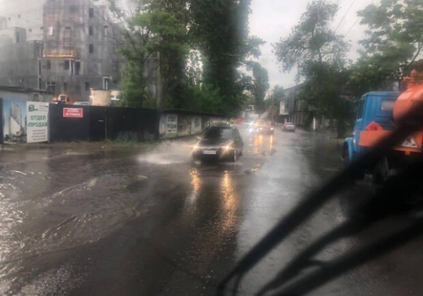 Непогода: в Одессе заливает и гремит, а в области заметили смерч