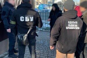 Госинспектор Одесской таможни брал взятки во время оформления гуманитарки Госинспектор Одесской таможни брал взятки во время оформления гуманитарки
