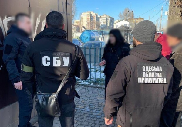 Госинспектор Одесской таможни брал взятки во время оформления гуманитарки