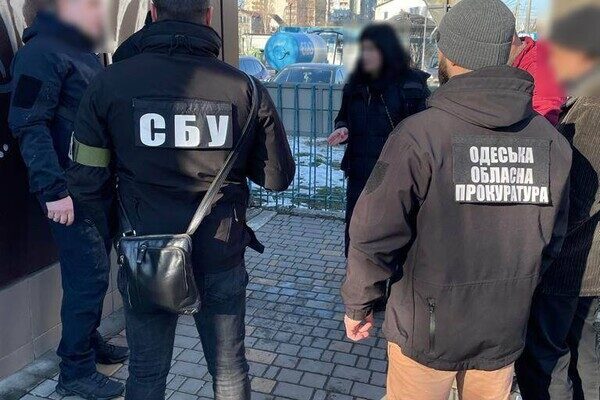 Госинспектор Одесской таможни брал взятки во время оформления гуманитарки Госинспектор Одесской таможни брал взятки во время оформления гуманитарки