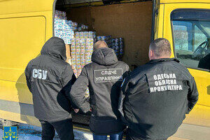 Госинспектор Одесской таможни брал взятки во время оформления гуманитарки Госинспектор Одесской таможни брал взятки во время оформления гуманитарки