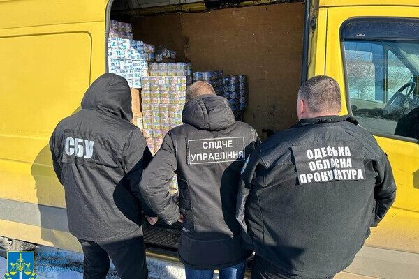 Госинспектор Одесской таможни брал взятки во время оформления гуманитарки Госинспектор Одесской таможни брал взятки во время оформления гуманитарки