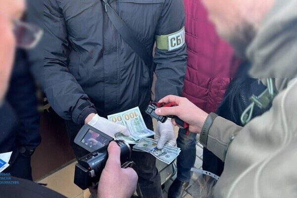 Госинспектор Одесской таможни брал взятки во время оформления гуманитарки Госинспектор Одесской таможни брал взятки во время оформления гуманитарки
