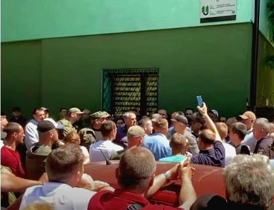 На Закарпатті керівництво ДП «Ліси України» стягнуло поліцію і спецпризначенців, щоб силою захопити Рахівський лісгосп, -ЗМІ