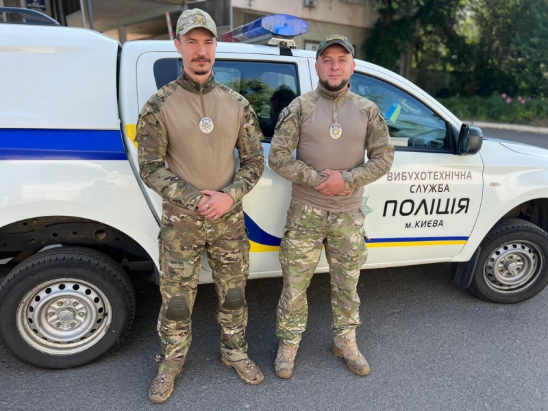 Ризикуючи життям, двоє поліцейських запобігли масштабному вибуху в Києві (фото)