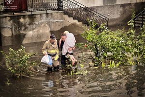 В Одессе из-за непогоды затопило Пересыпский район: пришлось спасать людей