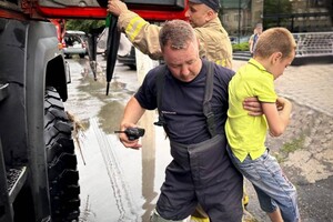 В Одессе из-за непогоды затопило Пересыпский район: пришлось спасать людей