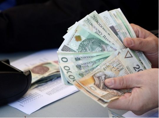 Деякі категорії українців можуть отримати фінансову допомогу у розмірі 10 тисяч злотих: як подати заявку