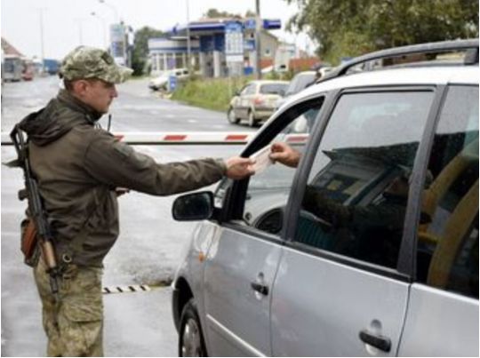 Неповнолітніх хлопців можуть не випускати за кордон: названо причину