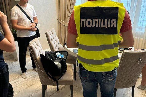 В Одессе сотрудник военно-врачебной комиссии с адвокатом помогали уклонистам за 10 000 долларов 