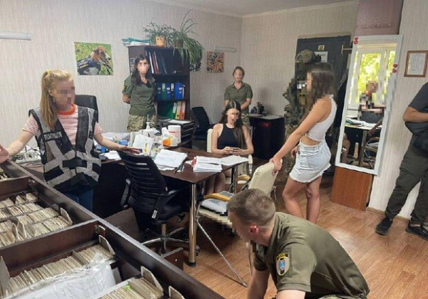 В Одессе сотрудник военно-врачебной комиссии с адвокатом помогали уклонистам за 10 000 долларов 
