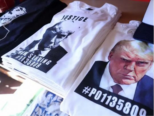 Дякуючи прокуратурі: Трамп заробив на своєму тюремному фото мільйони доларів