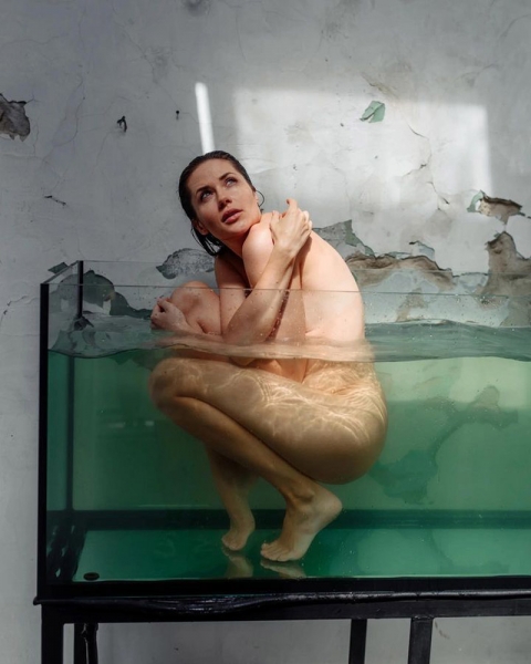 Ризикнула знятись оголеною: відома актриса провела еротичну фотосесію в акваріумі