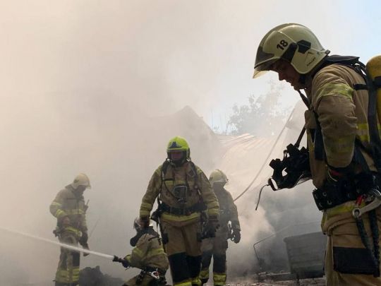 Рятувальники гасять сильну пожежу під Києвом: стало відомо, що горить (фото, відео)