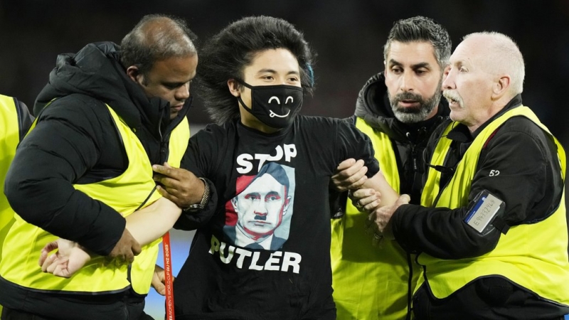 Stop Putler: фінал чемпіонату світу з футболу серед жінок перервав проукраїнський уболівальник в масці (відео)