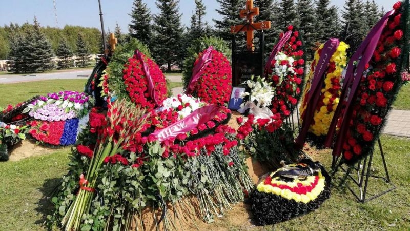 Вхід на цвинтар охороняли з антидроновими рушницями: під москвою поховали соратника пригожина уткіна (фото, відео)