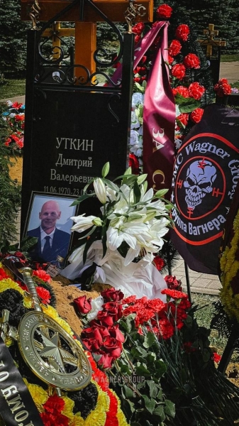 Вхід на цвинтар охороняли з антидроновими рушницями: під москвою поховали соратника пригожина уткіна (фото, відео)
