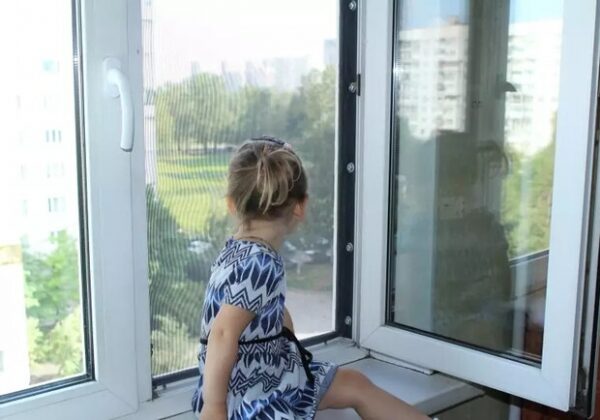 Облокотилась на москитную сетку: в Одессе из окна восьмого этажа выпала маленькая девочка Облокотилась на москитную сетку: в Одессе из окна восьмого этажа выпала маленькая девочка