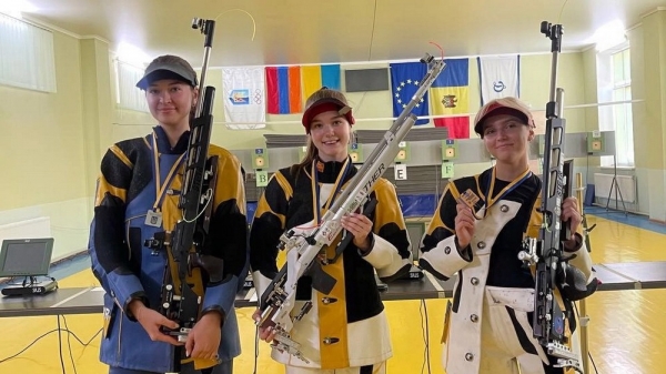Кульова стрільба. Юна одеситка зробила золотий хеттрик на «дорослому» чемпіонаті України